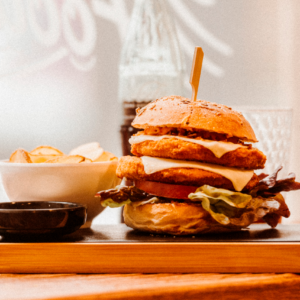 Pollo crujiente con queso de cabra